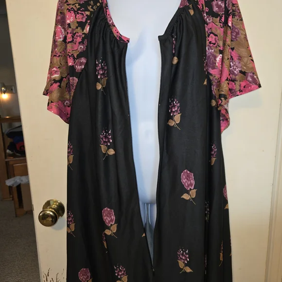 Easy Essentials- Black and Pink- Floral- Maxi- 3/4 Zip- Lounge Dress- 3X - Picture 5 of 9